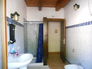Een douche, een haardroger, een bidet, handdoeken