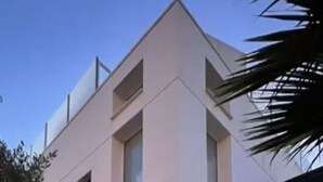 Un bâtiment moderne à deux étages, doté d’un toit plat, de grandes fenêtres et d’une entrée bien éclairée.