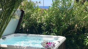 Un bain à remous offrant une vue dégagée sur l’océan.