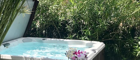 Bain à remous extérieur