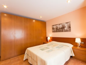 3 bedrooms, iron/ironing board, Internet