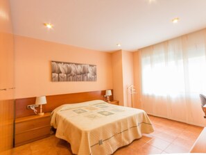 3 bedrooms, iron/ironing board, Internet