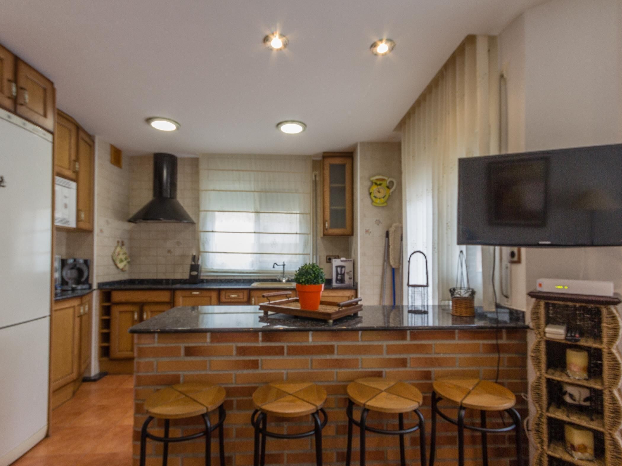 Frigorífico, microondas, horno y cafetera o tetera