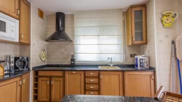 Een koelkast, een magnetron, een oven, een koffiezetapparaat/waterkoker