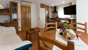 A compact living space with a dining area, kitchen, and a bed. - INNOUTHOME PERFECT APARTMENT FOR HOLIDAYS, WIFI AND AIR_CATALUNYA APARTMENT (L'Ametlla de Mar)