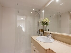 Bathtub, towels - Innouthome Apartment Eixample Barcelona. AC (BARCELONA)