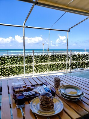 Outdoor dining - Lovely apartment with private beach access (Nettuno)