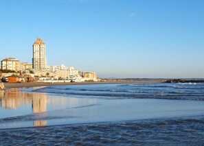 Beach nearby, sun-loungers, beach towels - Lovely apartment with private beach access (Nettuno)