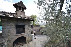 Property grounds - Beautiful apartment in villa with A/C, WIFI, hot tub, pool, TV and panoramic view, close to Cort... (Cegliolo)