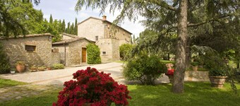 Cosy apartment in villa with A/C, WIFI, hot tub, pool, TV and panoramic view, close to Cortona