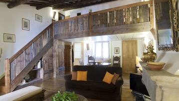 Fernseher, Kamin, BĂŒcher, Stereoanlage