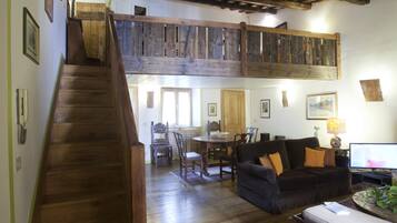 Fernseher, Kamin, BĂŒcher, Stereoanlage