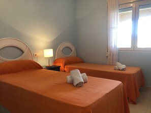 1 slaapkamer, een strijkplank/strijkijzer, beddengoed