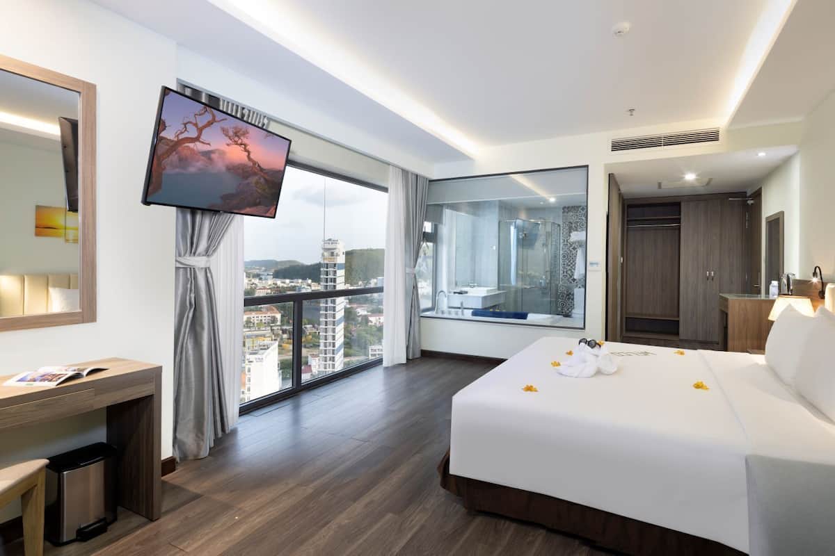 Suite, 1 Katil Raja (King), Non Smoking, Sea View | 1 bilik tidur, bar mini, peti besi dalam bilik