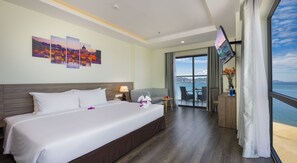 Suite, 1 kingsize-seng, balkong, sjøutsikt | 1 soverom, minibar, safe på rommet og blendingsgardiner