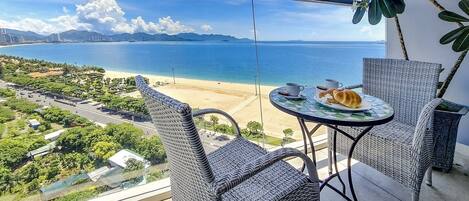 Premier kamer, 1 twee- of 2 eenpersoonsbedden, balkon, uitzicht op zee | 1 slaapkamer, een minibar, een kluis op de kamer