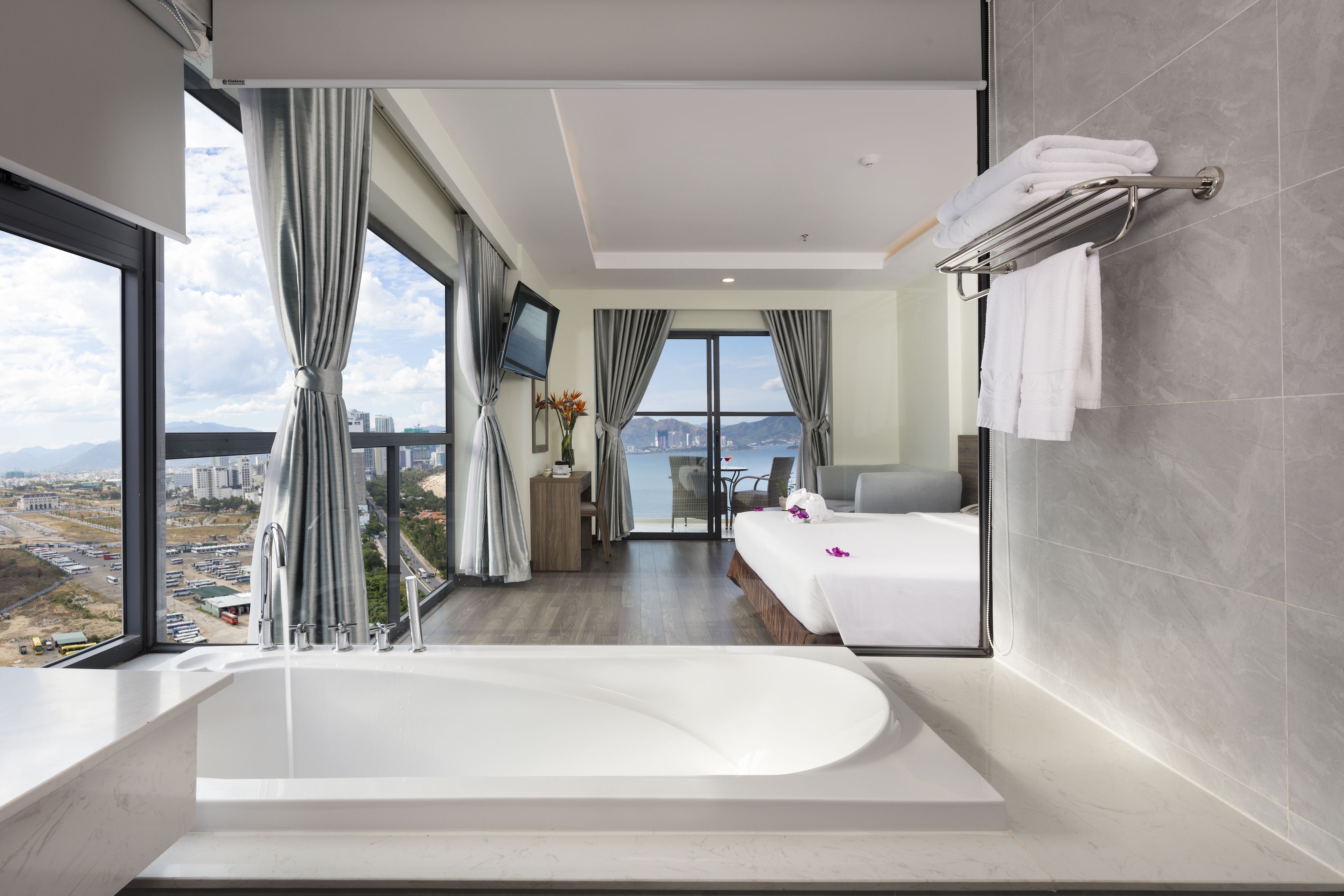 suite, 1 king bed, balcony, sea view | bathroom | free toiletries, hair dryer, bathrobes, slippers