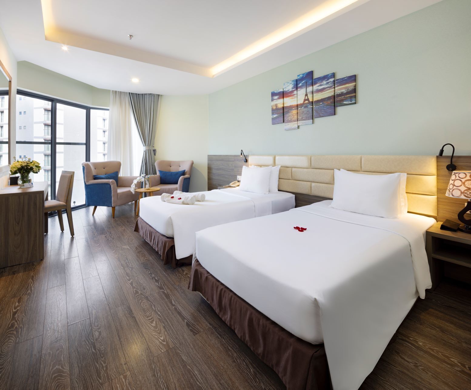 Deluxe kamer, 1 twee- of 2 eenpersoonsbedden, balkon, gedeeltelijk uitzicht op zee | 1 slaapkamer, een minibar, een kluis op de kamer