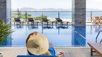 Inomhuspool med öppettider 06.00 till 20.00, och solstolar