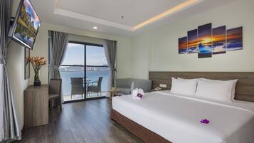 Suite, 1 cama King size, balcón, vista al mar | 1 habitación, minibar y caja de seguridad en la habitación