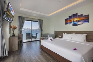 Suite, 1 King-Bett, Balkon, Meerblick | 1 Schlafzimmer, Minibar, Zimmersafe, Verdunkelungsvorhänge