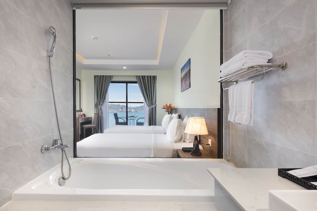 Premier Double or Twin Room, Balcony, Sea View | Bilik Mandi | Kelengkapan dandanan diri percuma, pengering rambut, jubah mandi
