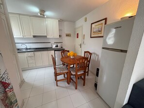 Kühlschrank, Mikrowelle, Wasserkocher mit Kaffee-/Teezubehör, Toaster