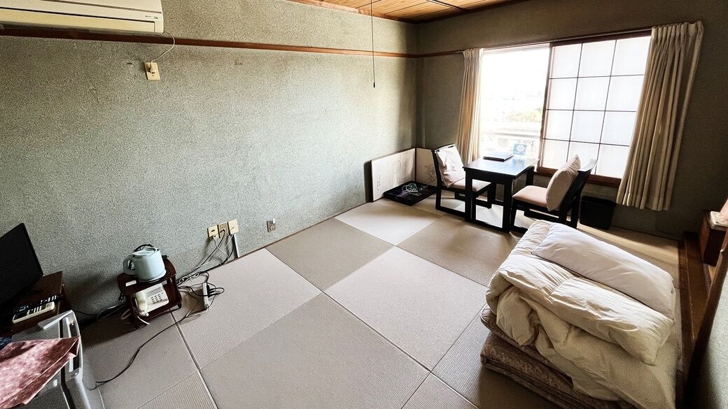 Escritorio, cortinas opacas, tabla de planchar con plancha y wifi gratis