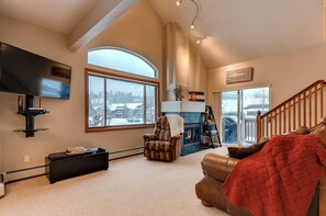 Smart-TV, Kamin, DVD-Player, Bücher