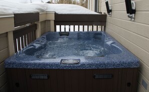 Outdoor spa tub - Great location! Four adult bikes for you to use! Walk to Lake Dillon! (Frisco)