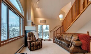 Smart-TV, Kamin, DVD-Player, Bücher