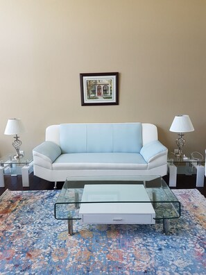 Fernseher, Kamin, Tischtennisplatte, Stereoanlage