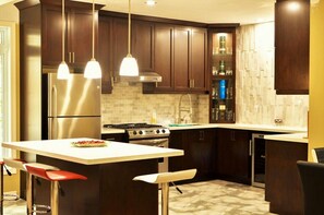 Fridge, microwave, oven, stovetop - water front luxury lake house (Janetville)