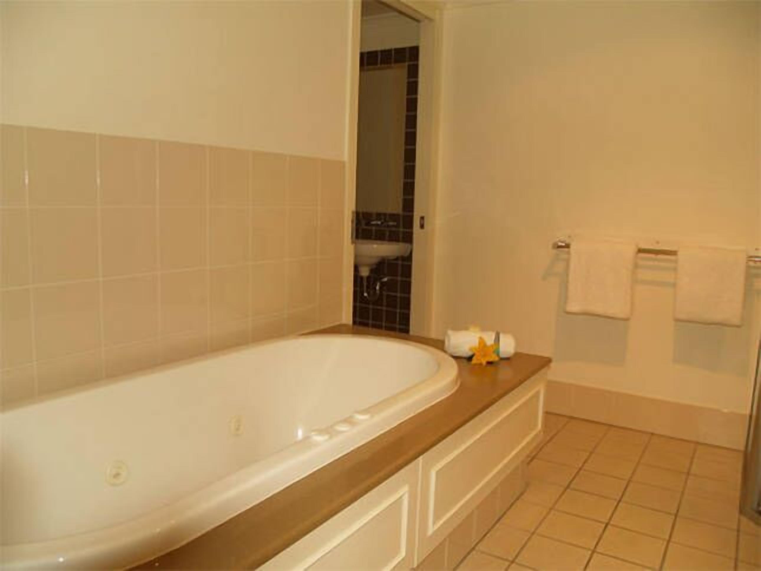 Palm Cove Beachside Resort Apartment — image 12