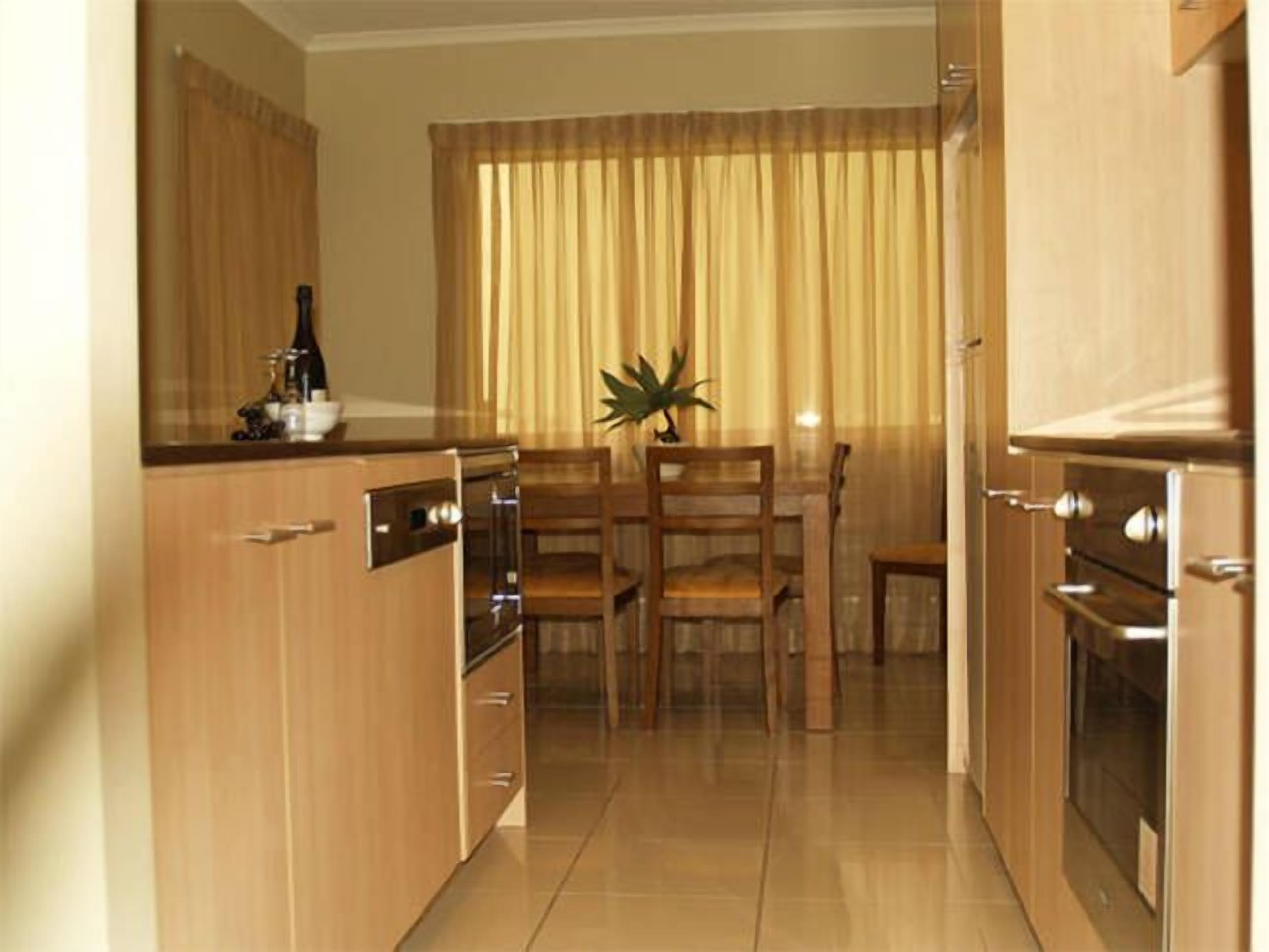 Palm Cove Beachside Resort Apartment — image 9