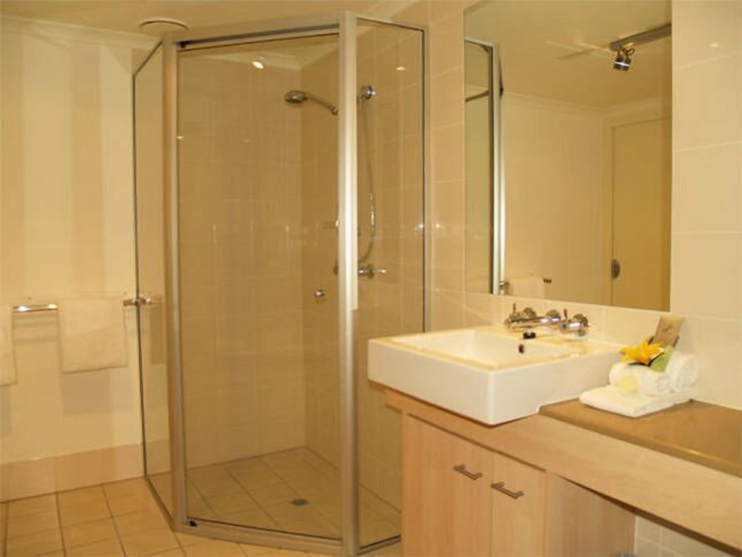 Palm Cove Beachside Resort Apartment — image 3