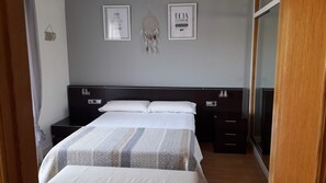 3 chambres, fer et planche à repasser, accès au Wi-Fi (inclus)