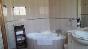 Ensemble baignoire-douche, séchoir à cheveux, bidet, serviettes fournies