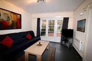 Flat-screen TV, DVD player, stereo