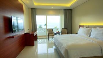 Deluxe Room, Ocean View | Minibar, in-room safe, desk, blackout drapes