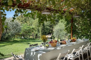 Outdoor dining - VILLA MARINA, Private Villa in the Tuscan Countryside with Pool (Concierge service available) (Terranuova Bracciolini)