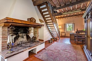 Fernseher, Kamin, DVD-Player, Stereoanlage