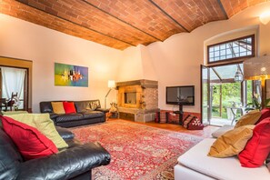 TV, fireplace, DVD player, stereo