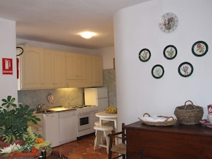 Fridge, oven, dishwasher, coffee/tea maker - Villa il Castagno - Three Bedroom Villa, Sleeps 11 (Val Canina)