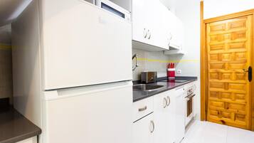 Kühlschrank, Mikrowelle, Ofen, Geschirrspüler