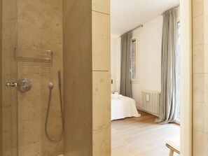 2 habitaciones, tabla de planchar con plancha, internet y ropa de cama 