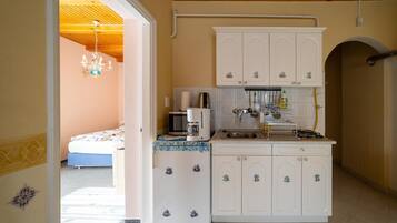 Kühlschrank, Mikrowelle, Wasserkocher mit Kaffee-/Teezubehör, Toaster