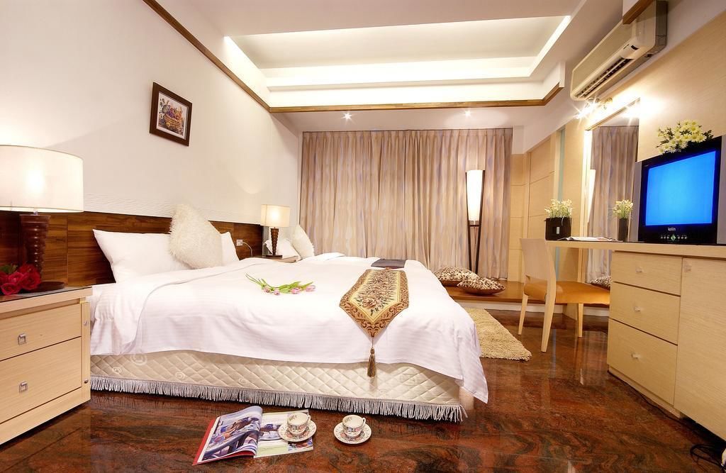 deluxe quadruple room | laptop workspace, blackout curtains, free wifi