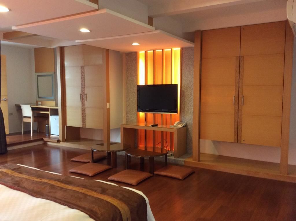 family room | laptop workspace, blackout curtains, free wifi