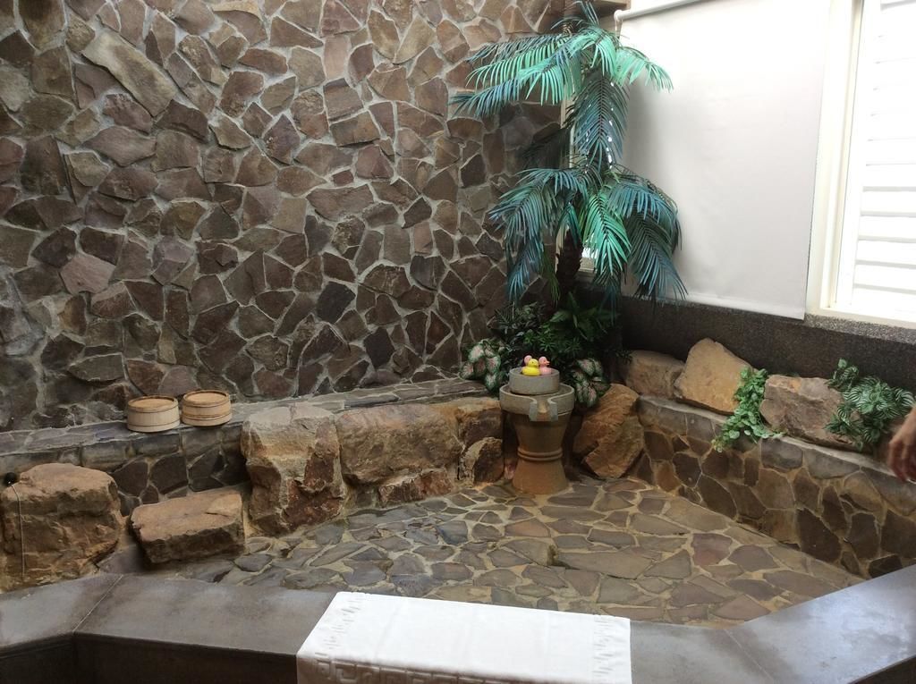 family room | deep-soaking bathtub